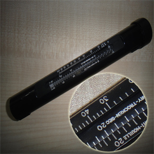 搖表或干濕球溫度計:最常用的溫度和相對濕度工具，通過干球和濕球的溫度差來查出相對濕度。搖表要對風(fēng)搖動15－ 30 秒，重復(fù)到讀數(shù)穩(wěn)定。搖動好以后，要先看濕球的讀數(shù)，因為它變化較快。在儲罐內(nèi)使用搖表，可能會把水甩到噴砂好的鋼板表面，這時需要使用下面介紹的工具。