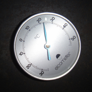 機械式鋼板表面溫度計:用磁性吸在鋼板表面，讀數(shù)較慢，需要20－30 分鐘。需要注意的是，由于讀數(shù)時間較長，請不要遺忘。也不要放在人常走到的底部，以免踩壞。