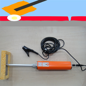 低壓漏涂點檢測儀:可以測量干膜厚度500微米以下涂層，使用濕潤海綿，水份不能太多，以免流敞引出誤測。為了不影響污染涂層，多用于250微米以上的涂層